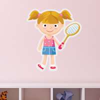 Αυτοκόλλητο τοίχου από βινύλιο που απεικονίζει ένα κοριτσάκι με μια ρακέτα τένις, σε λευκό περίγραμμα. Είναι ανθεκτικό και κολλάει και ξεκολλάει εύκολα.Μπορείτε να μας ζητήσετε να εκτυπωθεί σε ότι διάσταση θέλετε.