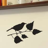 Αυτοκόλλητο τοίχου από βινύλιο που απεικονίζει ένα πουλί πάνω σε ένα κλαδί με φύλλα.Είναι ανθεκτικό και κολλάει και ξεκολλάει εύκολα.Μπορείτε να μας ζητήσετε να εκτυπωθεί σε ότι διάσταση και χρώμα θέλετε. 