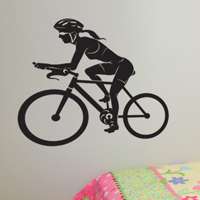 Αυτοκόλλητο τοίχου από βινύλιο που απεικονίζει μια κοπέλα πάνω σε ποδήλατο. Είναι ανθεκτικό και κολλάει και ξεκολλάει εύκολα.Μπορείτε να μας ζητήσετε να εκτυπωθεί σε ότι διάσταση και χρώμα θέλετε. 