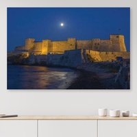 Προτάσεις για διακόσμησηΟ πίνακας αυτός μπορεί να ενσωματωθεί ομαλά σε κάθε χώρο λόγω της ιδιαίτερης θεματικής του, που αφορά πόλεις και αρχιτεκτονική. Σε ένα κλασικό περιβάλλον, μπορεί να ενισχύσει την αίσθηση κομψότητας, προσθέτοντας μυστήριο και ιστορικό νόημα στη διακόσμηση. Σε έναν μοντέρνο χώρο, ο πίνακας «CAS-013» λειτουργεί ως αντιπαράθεση μεταξύ της σύγχρονης αισθητικής και της ιστορικής τάξης, προσφέροντας μια ισορροπημένη δόση αναδρομής. Μέσα σε ένα μινιμαλιστικό περιβάλλον, ο πίνακας σε καμβά μπορεί να λειτουργήσει σαν κεντρικό στοιχείο, προσθέτοντας βάθος και αναδεικνύοντας την ομορφιά της απλότητας με τις αρχιτεκτονικές γραμμές του.Λίγα λόγια για τον πίνακαΟ πίνακας κατηγοριοποιείται στις πόλεις και στην αρχιτεκτονική, αντικατοπτρίζοντας την αισθητική των ιστορικών δομών. Ανήκει στην καλλιτεχνική κατηγορία της φωτογραφίας, όπου η λεπτομέρεια και η αυθεντικότητά της αναδεικνύονται μέσα από την ψηφιακή εκτύπωση. Ο συνδυασμός των σκιών και των ανοιχτόχρωμων τόνων δημιουργεί ένα παιχνίδι ανάμεσα στο φως και το σκοτάδι, συμβολίζοντας την πάροδο του χρόνου και την σταθερότητα των αρχιτεκτονικών δομών. Η ισορροπία ανάμεσα στις λεπτές αποχρώσεις και το έντονο βάθος προσφέρει στο θεατή μια αίσθηση γαλήνης και περιέργειας για το παρελθόν και το μέλλον της πόλης που απεικονίζεται.Ο πίνακας «CAS-013», με την λεπτομέρεια και την αρμονία του, δημιουργεί μια αίσθηση διαχρονικότητας. Προκαλεί τον θεατή να συνδεθεί συναισθηματικά με το παρελθόν, προσφέροντας παράλληλα μια αίσθηση ασφάλειας και σταθερότητας. Η αρχιτεκτονική θεματολογία λειτουργεί άψογα ως γέφυρα ανάμεσα σε διαφορετικούς πολιτιστικούς κόσμους, επιτρέποντας στον παρατηρητή να εξερευνήσει μυστικές ιστορίες και να αγκαλιάσει μια διαχρονική γοητεία. Αυτό το στοιχείο κάνει τον πίνακα ιδανικό τόσο για τους λάτρεις της ιστορίας όσο και για τους ενθουσιώδεις του σύγχρονου σχεδιασμού.Ψηφιακή εκτύπωση σε καμβά. Ο καμβάς είναι υψηλής ποιότητας, ειδικός για ψηφιακή εκτύπωση που αναδεικνύει τα χρώματα. Είναι ιδανικός για διακόσμηση εσωτερικών χώρων. Παραλαμβάνετε τον πίνακα με την ψηφιακή εκτύπωση καμβά, τελαρωμένο σε τελάρο από ανθεκτικό ξύλο 2εκ, στη διάσταση που θέλετε.