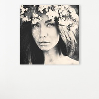 WOM-084 Ασπρόμαυρη φωτογραφία γυναίκας με λουλούδια στα μαλλιάΨηφιακή εκτύπωση σε καμβά. Ο καμβάς είναι υψηλής ποιότητας, ειδικά για ψηφιακή εκτύπωση. Ιδανικός για διακόσμηση εσωτερικών χώρων.Παραλαμβάνετε τον πίνακα με την ψηφιακή εκτύπωση καμβά, τελαρωμένο σε τελάρο από ανθεκτικό ξύλο, στη διάσταση που θέλετε.