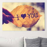 Προτάσεις για διακόσμησηΟ πίνακας σε καμβά LOV-063 συνδυάζει αισθητική και συναίσθημα, αποτελώντας ιδανική επιλογή για κάθε χώρο που επιζητά ανανέωση και ζεστασιά. Το θέμα της αγάπης, που προβάλλεται μέσα από έναν διακριτικό αλλά εντυπωσιακό σχεδιασμό, μπορεί να ενσωματωθεί αρμονικά σε κάθε στυλ διακόσμησης. Σε ένα κλασικό περιβάλλον, η πιο απαλή και ρομαντική προσέγγιση του σχεδίου μπορεί να προσδώσει μία ατμόσφαιρα νοσταλγίας. Σε ένα μοντέρνο στυλ, οι καθαρές γραμμές και οι ζωντανές αποχρώσεις του πίνακα θα δημιουργήσουν αντίθεση και θα προσδώσουν δυναμική στον χώρο. Τέλος, σε έναν μινιμαλιστικό διάκοσμο, ο πίνακας μπορεί να λειτουργήσει ως το κεντρικό στοιχείο, αναδεικνύοντας κομψότητα και απλότητα.Λίγα λόγια για τον πίνακαΟ LOV-063 είναι ένας ψηφιακός καμβάς υψηλής ποιότητας, δημιουργώντας την εντύπωση ενός αυθεντικού έργου τέχνης. Τα κυριότερα χαρακτηριστικά του πίνακα περιλαμβάνουν τη χρήση ζεστών, γήινων χρωμάτων που δημιουργούν έναν ευχάριστο και φιλόξενο τόνο. Οι υφές στο έργο αναδεικνύονται μέσω της τεχνικής του ψηφιακού σχεδιασμού, προσφέροντας βάθος και αίσθηση κίνησης. Οι απαλές πινελιές και το ισορροπημένο χρωματικό εύρος συμβάλλουν στη συνολική αισθητική και την αρμονία που αποπνέει ο πίνακας.Ο πίνακας LOV-063 φέρνει έναν αέρα ρομαντισμού και συναισθηματικής σύνδεσης, που αναδύεται από το θέμα της αγάπης. Οι ήπιες και απαλά συνδυασμένες αποχρώσεις του προσκαλούν τον θεατή να βυθιστεί σε μια έκρηξη συναισθημάτων και να σταθεί στη λεπτότητα που διέπει την τέχνη της ανθρώπινης καρδιάς. Αυτός ο πίνακας αποτυπώνει τη διαχρονική δύναμη της αγάπης και πώς αυτή μπορεί να επηρεάσει τη ζωή μας, δημιουργώντας μια αίσθηση ηρεμίας και ολοκλήρωσης στο χώρο που τοποθετείται.Ψηφιακή εκτύπωση σε καμβά. Ο καμβάς είναι υψηλής ποιότητας, ειδικός για ψηφιακή εκτύπωση που αναδεικνύει τα χρώματα. Είναι ιδανικός για διακόσμηση εσωτερικών χώρων. Παραλαμβάνετε τον πίνακα με την ψηφιακή εκτύπωση καμβά, τελαρωμένο σε τελάρο από ανθεκτικό ξύλο 2εκ, στη διάσταση που θέλετε.