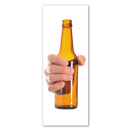 Υφασμάτινο αυτοκόλλητο ψυγείου που απεικονίζει ένα άδειο καφέ μπουκάλι μπύρα να το κρατάει ένα χέρι. Είναι ανθεκτικό και κολλάει και ξεκολλάει εύκολα.Μπορείτε να μας ζητήσετε να εκτυπωθεί σε ότι διάσταση θέλετε. Το θέμα προσαρμοζεται ανάλογα στη διάσταση που θέλετε.Το παράδειγμα που παρουσιάζουμε στην απομονομένη εικόνα του θέματος αφορά ψυγείο με διάσταση 75cm πλάτος x 200cm ύψος.