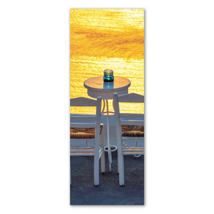 Υφασμάτινο αυτοκόλλητο ψυγείου που απεικονίζει ένα τραπεζάκι με δύο καρέκλες που βλέπουν προς το ηλιοβασίλεμα της Σαντορίνης.Είναι ανθεκτικό και κολλάει και ξεκολλάει εύκολα.Μπορείτε να μας ζητήσετε να εκτυπωθεί σε όποιες διαστάσεις θέλετε. Το θέμα προσαρμόζεται αναλογικά στις διαστάσεις που θέλετε.Το παράδειγμα που παρουσιάζουμε στην απομονωμένη εικόνα του θέματος αφορά ψυγείο με διαστάσεις 75cm πλάτος x 200cm ύψος.