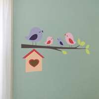 Αυτοκόλλητο τοίχου από βινύλιο που απεικονίζει δύο πουλάκια με μοβ και ροζ χρώματα πάνω σε ένα καφέ κλαδί με πράσινα φύλλα μαζί με μια φωλιά με δύο μικρά πουλάκια. Είναι ανθεκτικό και κολλάει και ξεκολλάει εύκολα.Μπορείτε να μας ζητήσετε να εκτυπωθεί σε ότι διάσταση θέλετε. 