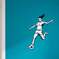 Αυτοκόλλητο τοίχου από βινύλιο που απεικονίζει μια παίκτρια ποδοσφαίρου σε λευκό χρώμα και μαύρα περιγράμματα. Είναι ανθεκτικό και κολλάει και ξεκολλάει εύκολα.Μπορείτε να μας ζητήσετε να εκτυπωθεί σε ότι διάσταση και χρώμα θέλετεΤο συγκεκριμένο αυτοκόλλητο έχει λευκά μέρη.