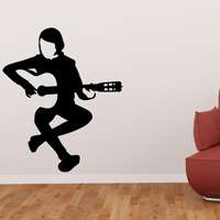 Αυτοκόλλητο τοίχου από βινύλιο που απεικονίζει έναν άντρα  που παίζει κιθάρα καθισμένος. Είναι ανθεκτικό και κολλάει και ξεκολλάει εύκολα.Μπορείτε να μας ζητήσετε να εκτυπωθεί σε ότι διάσταση και χρώμα θέλετε. 
