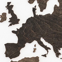 Ένας εντυπωσιακός χειροποίητος χάρτης από ξύλο σημύδας βαμμένος με βερνίκι νερού βέγκε.Ο χάρτης διαθέτει επιπλέον διακοσμητικά στοιχεία όπως πυξίδα, καραβάκια, αεροπλάνα, και ονομασίες ωκεανών.Κόβεται και χαράζεται από υψηλής ακρίβειας laser cutter τελευταίας τεχνολογίας και έχει μοναδικό, χειροποίητο φινίρισμα.Με τους οδηγούς τοποθέτησης και τις οδηγίες που θα βρείτε στη συσκευασία, η τοποθέτηση του θα είναι εύκολη και διασκεδαστική.Η τοποθέτηση του χάρτη γίνεται με ταινία διπλής όψης η οποία συμπεριλαμβάνεται στη συσκευασία.   